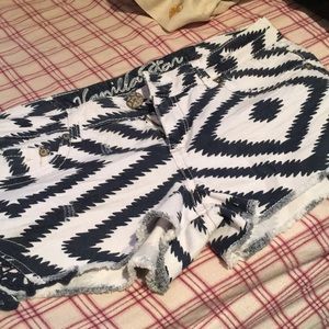 Short shorts navy and white